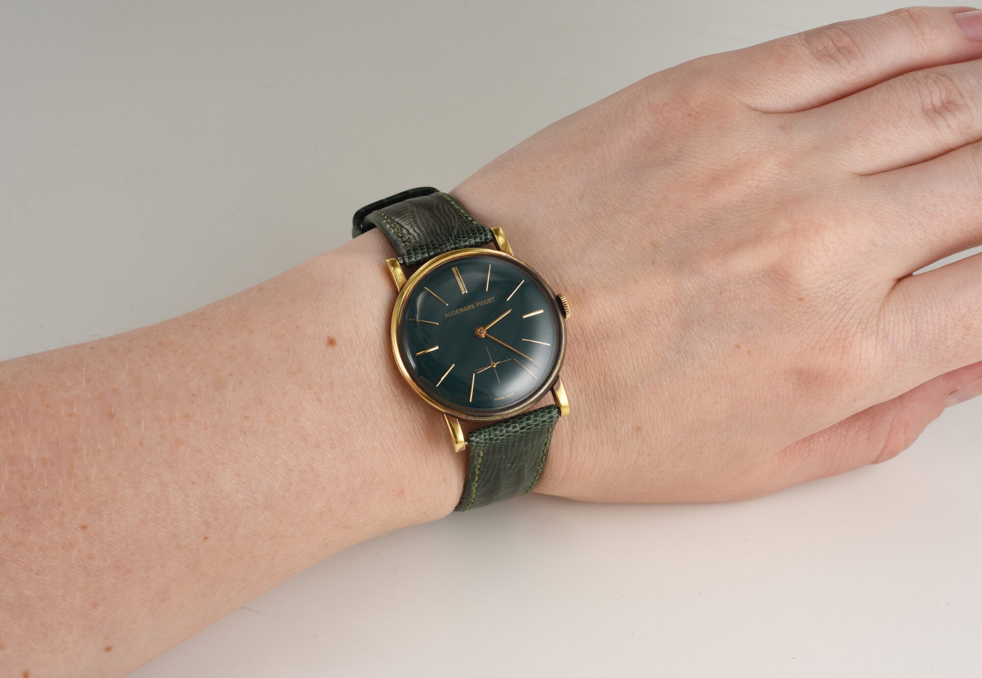 Vintage 1960s  Unisex Audemars Piguet Manual Watch in 18K Yellow Gold 31mm - Image 2