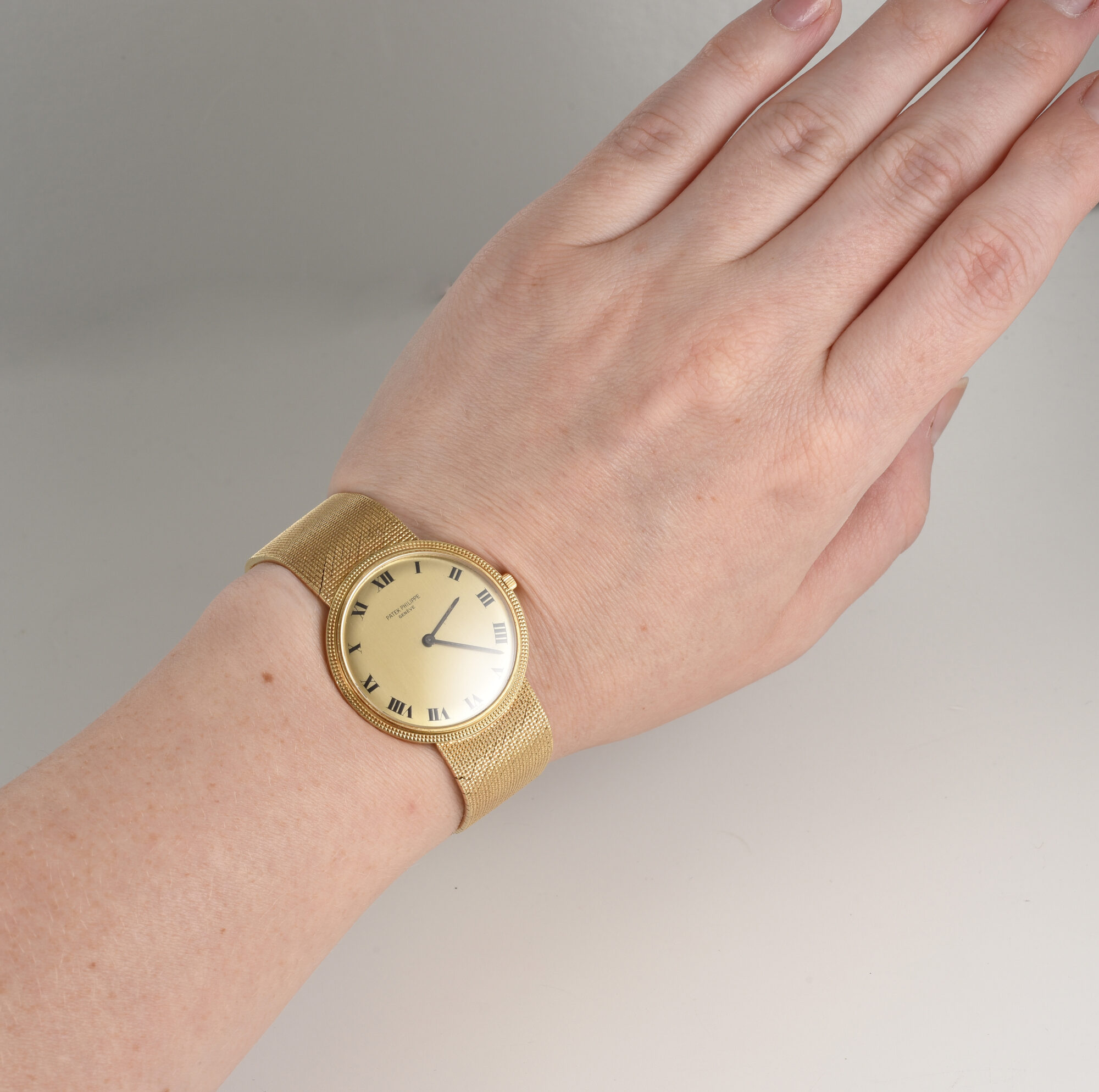 PATEK PHILIPPE CALATRAVA HOBNAIL IN 18K YELLOW GOLD - Image 2