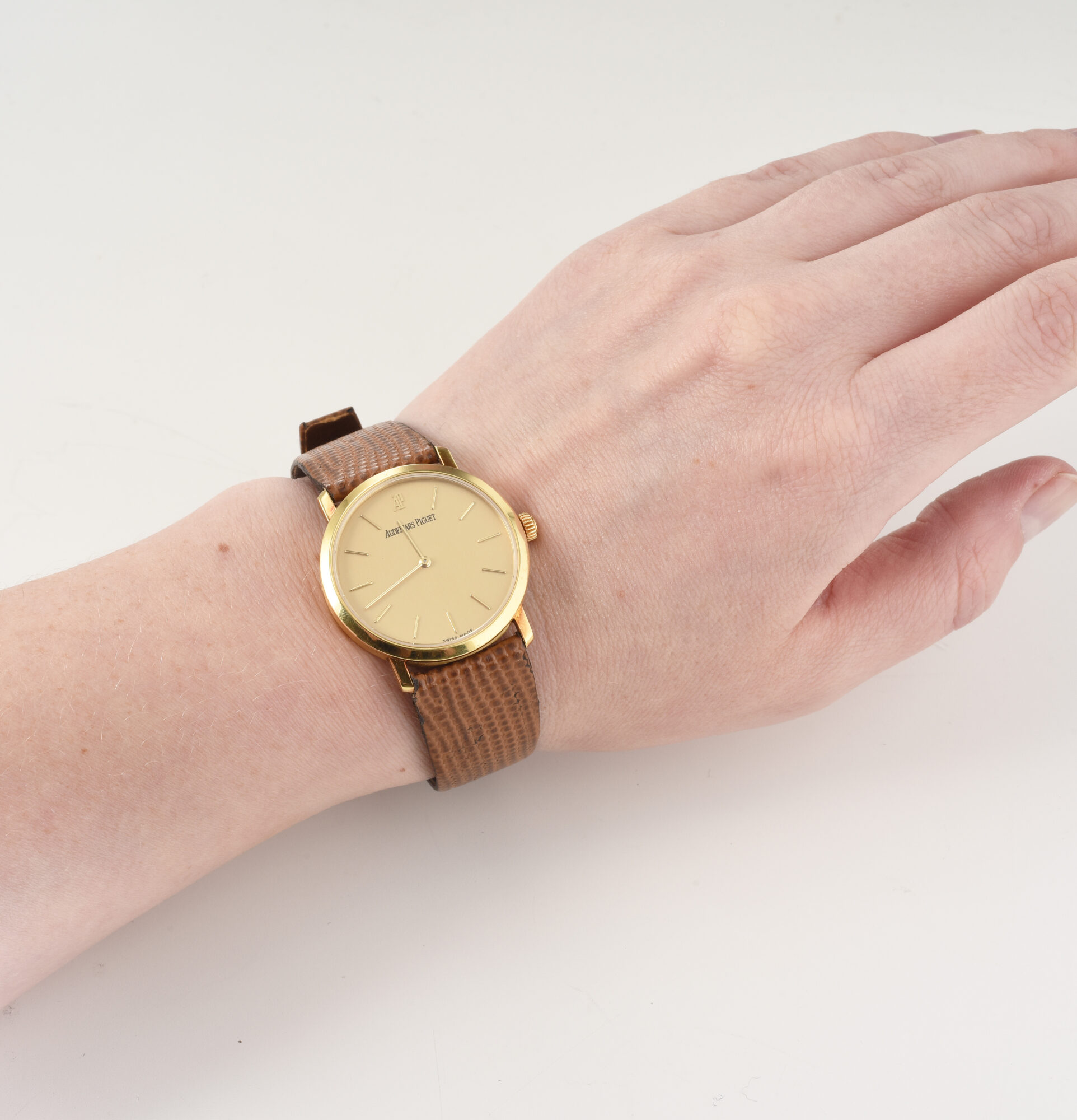 Men's Vintage Audemars Piguet  32MM Manual watch in 18K Yellow Gold Ref.15048BA - Image 2