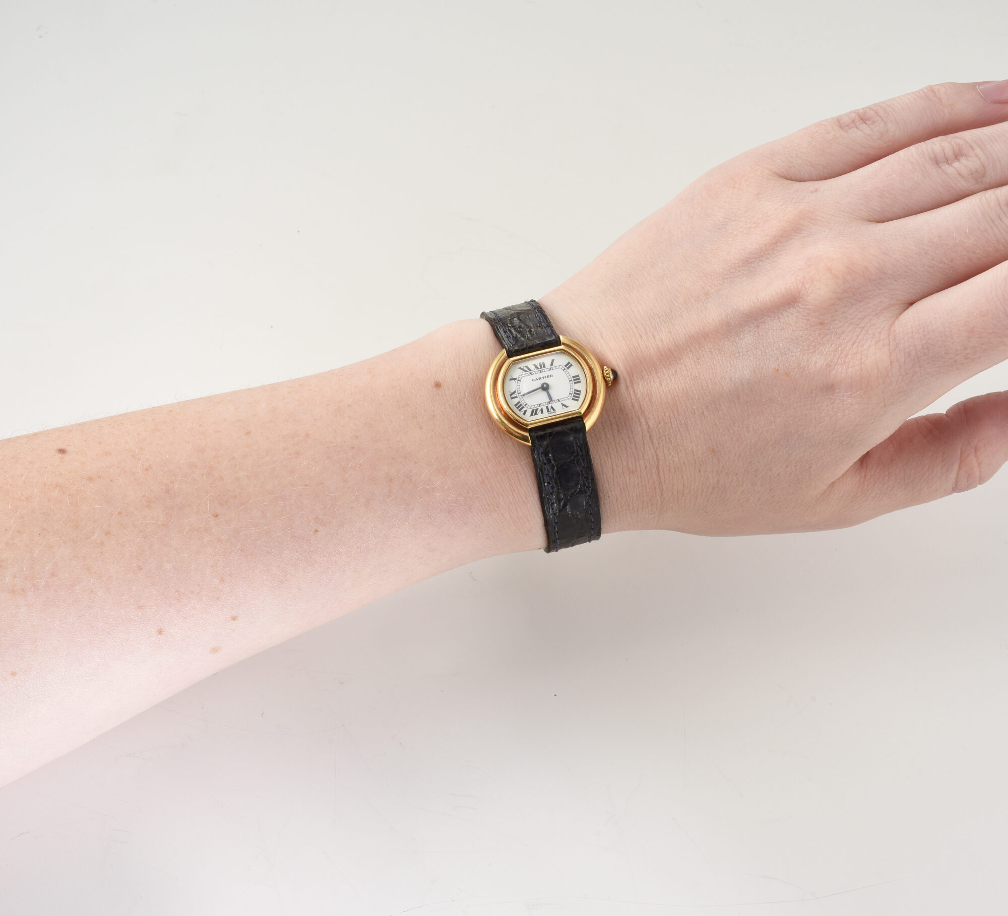 Rare 1970s Women's Cartier Ellipse manual watch in 18K Yellow Gold Ref. 131 - Image 2