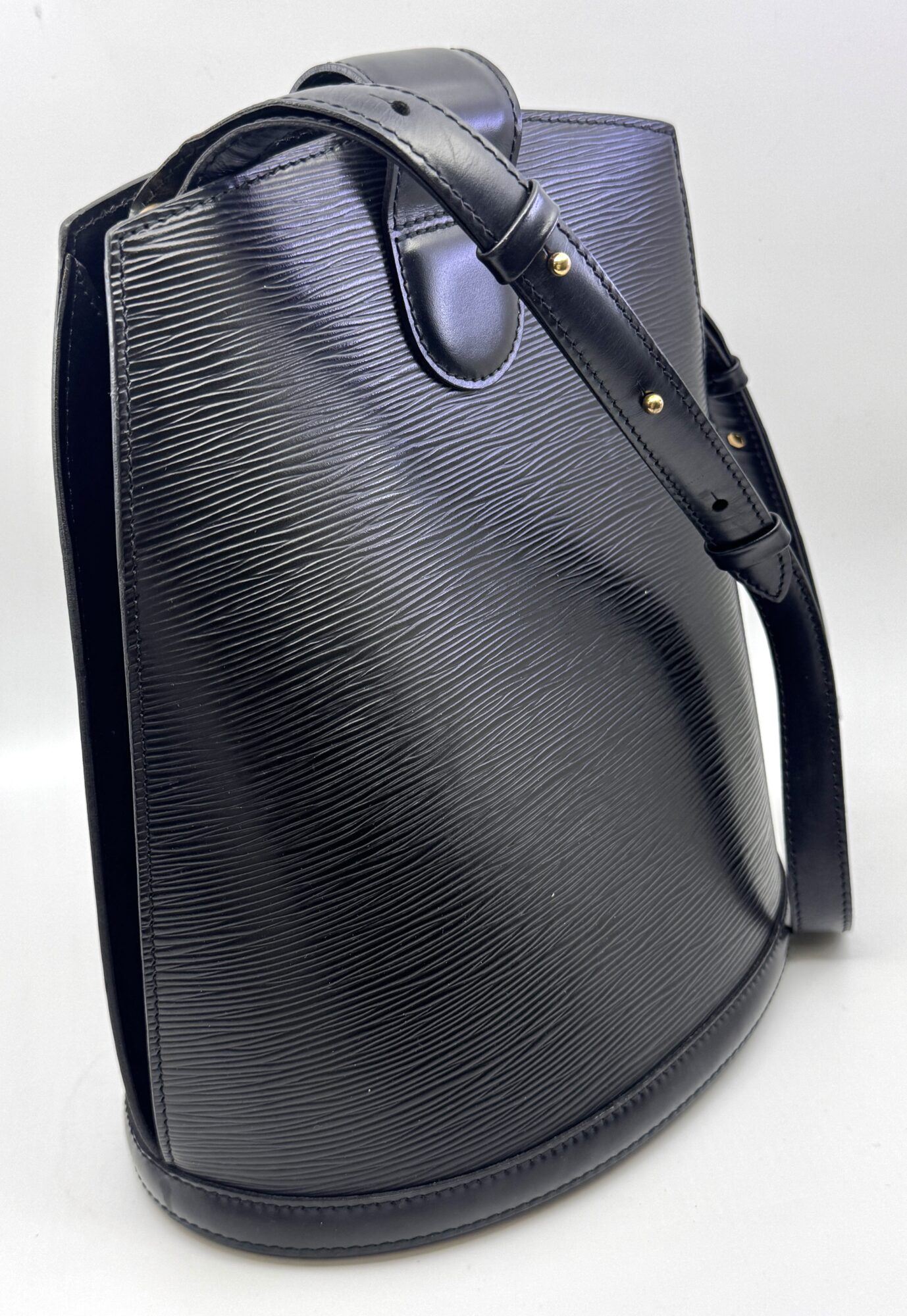 Authentic Louis Vuitton Epi Cluny Shoulder Bag, Black color M52252 - Image 6