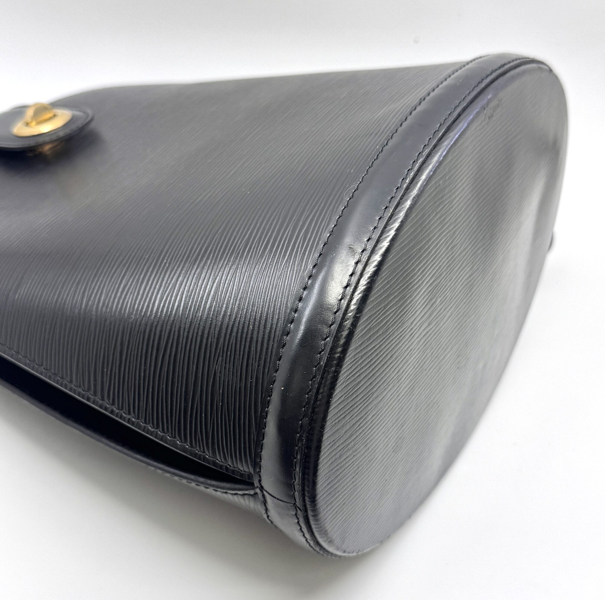 Authentic Louis Vuitton Epi Cluny Shoulder Bag, Black color M52252 - Image 8