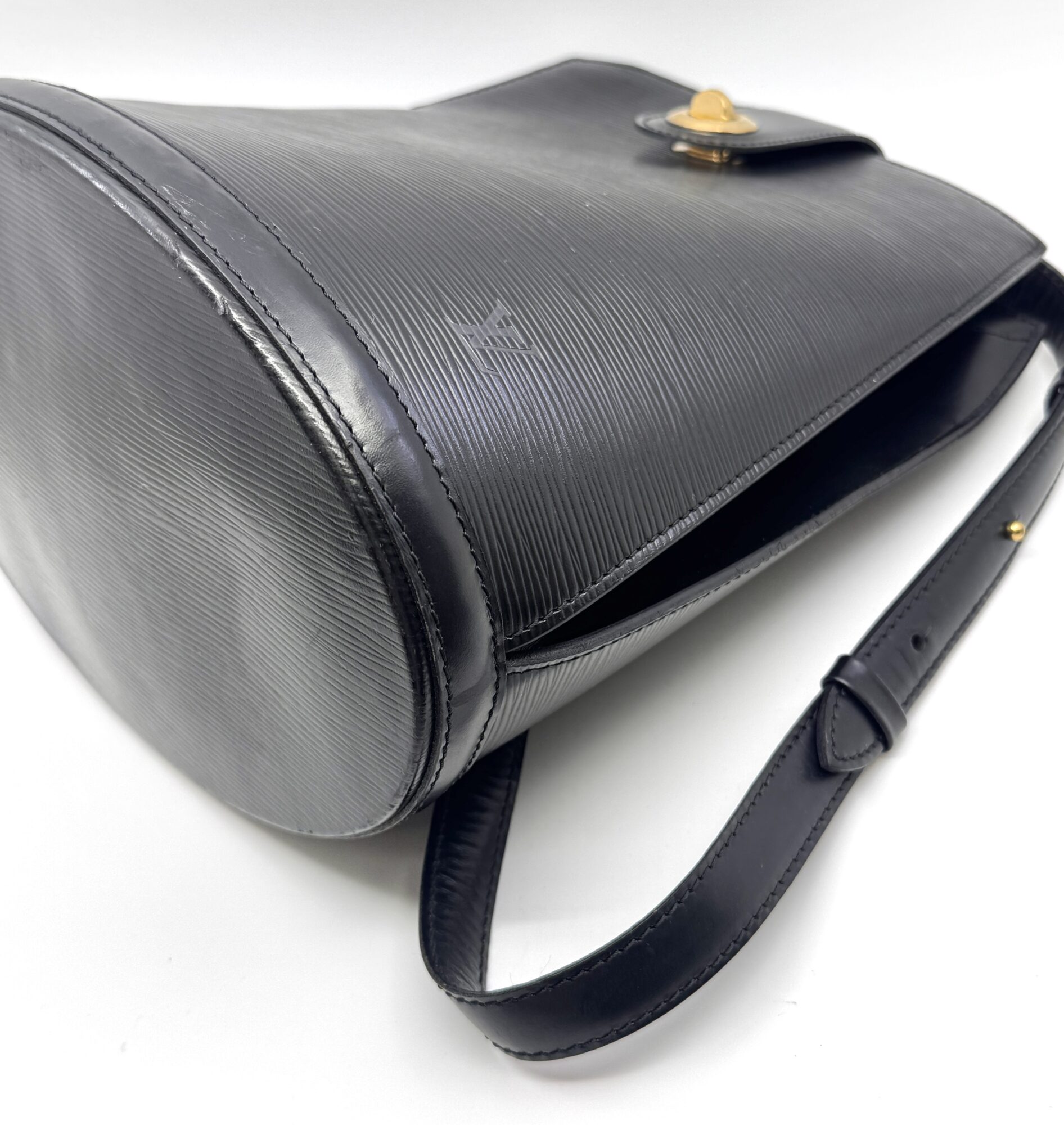 Authentic Louis Vuitton Epi Cluny Shoulder Bag, Black color M52252 - Image 9