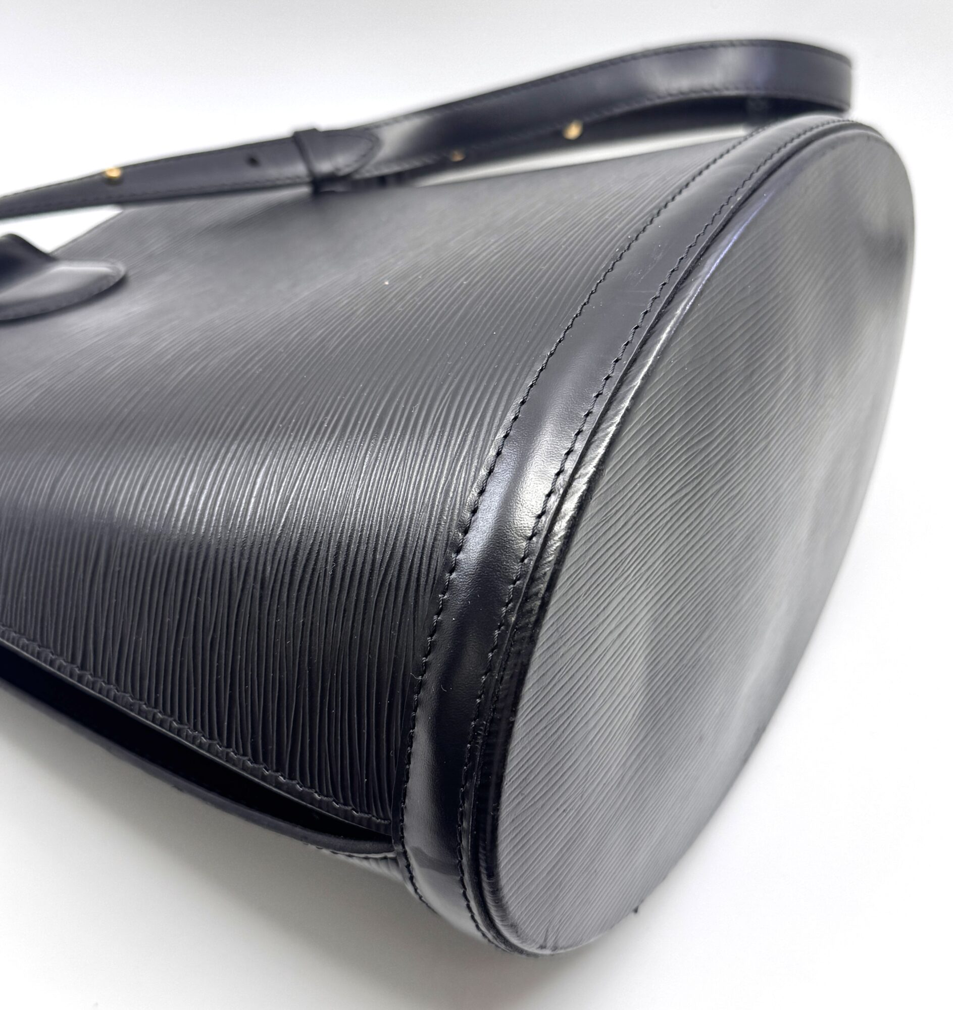 Authentic Louis Vuitton Epi Cluny Shoulder Bag, Black color M52252 - Image 10
