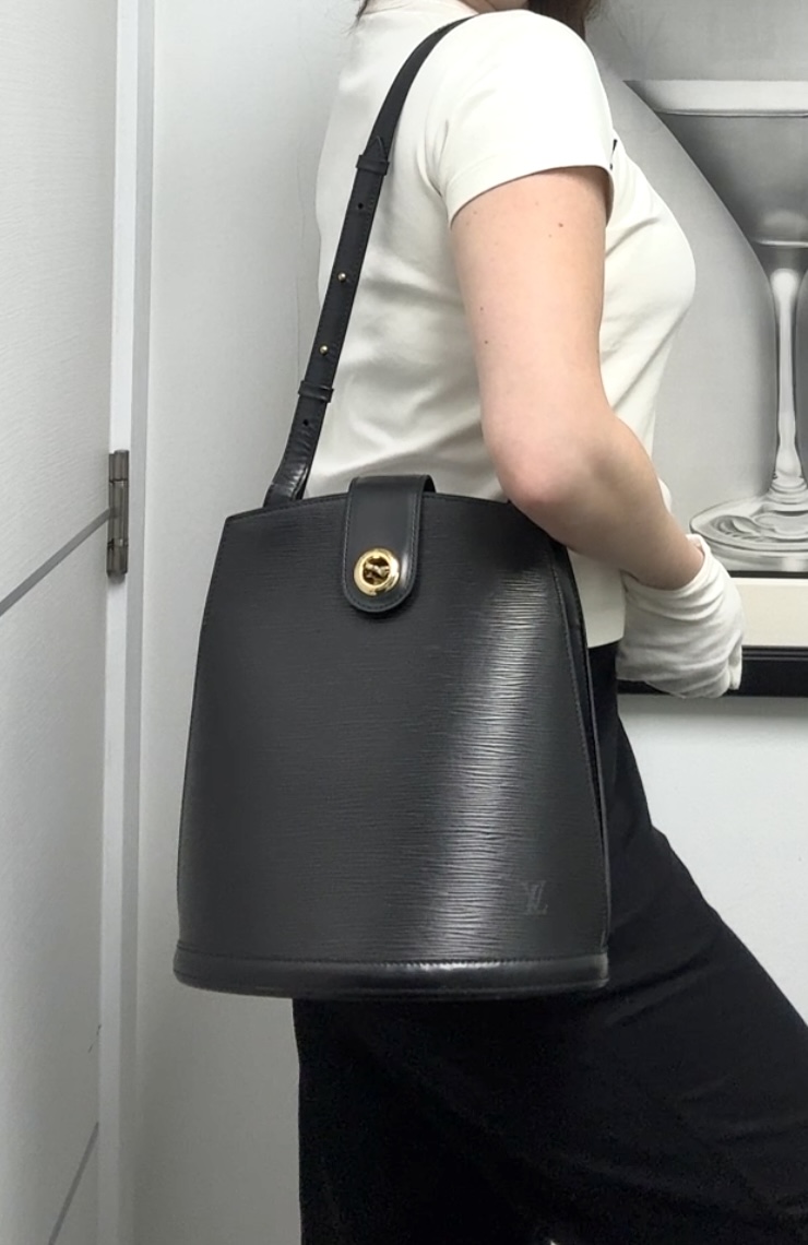 Authentic Louis Vuitton Epi Cluny Shoulder Bag, Black color M52252
