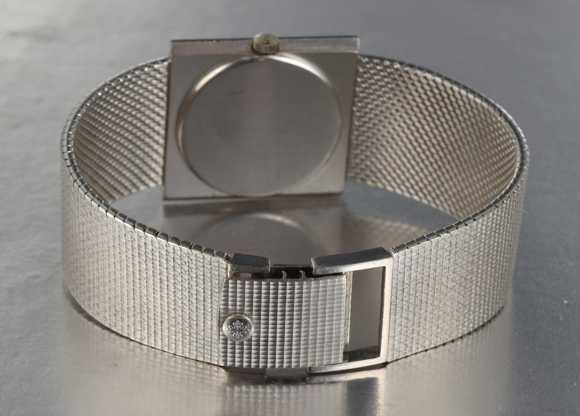 1970s Men's Patek Philippe 18K White Gold watch with Hobnail finish REF. 3494 - Image 11