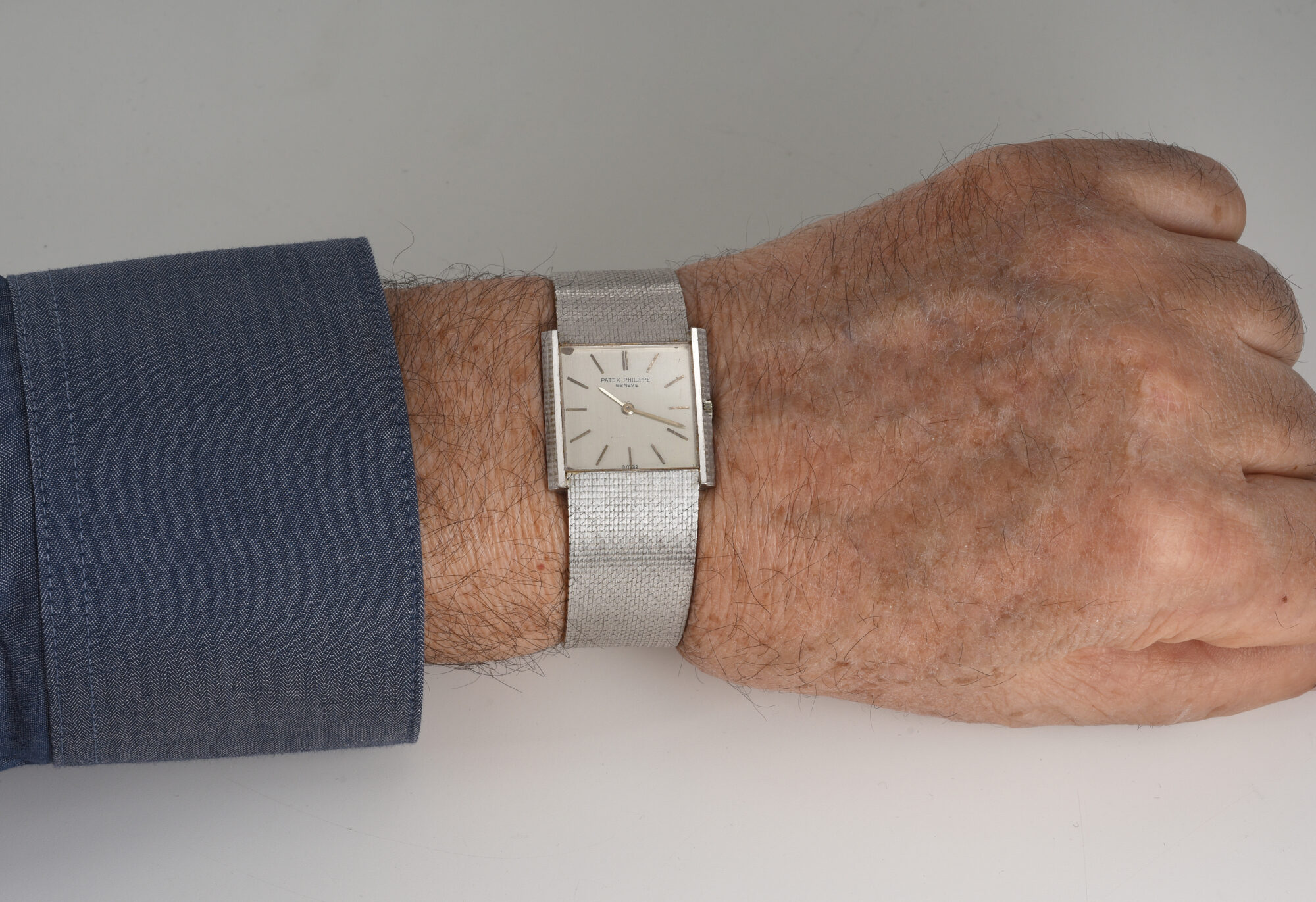 1970s Men's Patek Philippe 18K White Gold watch with Hobnail finish REF. 3494 - Image 2