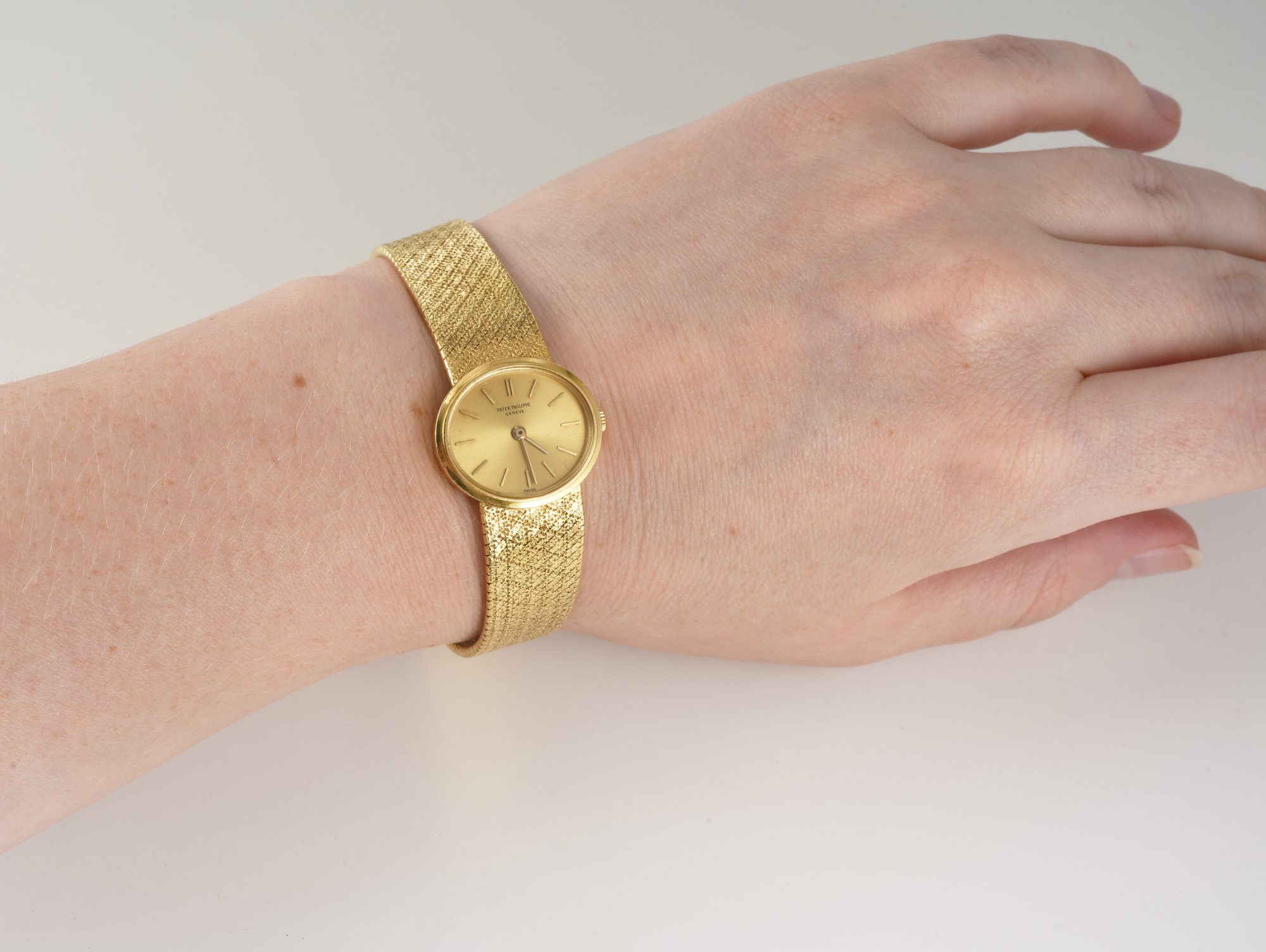Vintage 1970s Ladies Patek Philippe Geneve 18K Yellow Gold watch Ref.3349 - Image 2